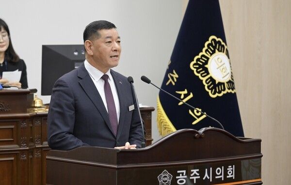 ▲최원철 공주시장이 1일 제262회 공주시의회 제2차 정례회 본회의에서 시정연설을 통해, 올해 성과를 돌아보고 내년도 시정 운영 방향과 예산안을 제시하고 있다. /사진-공주시