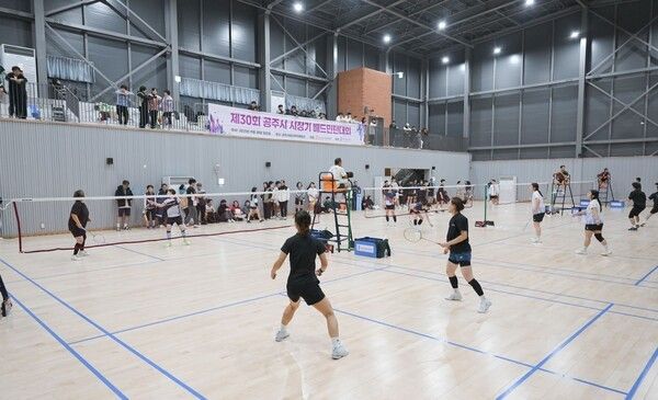 ▲제30회 공주시장기 배드민턴대회 경기 모습. /사진-공주시