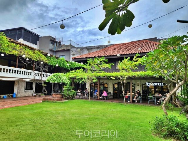 카사 고로드로 박물관 내부로 들어가면 넓게 펼쳐진&nbsp; 잔드와 카페, 저택 외관이 한 눈에 들어온다. /사진-투어코리아