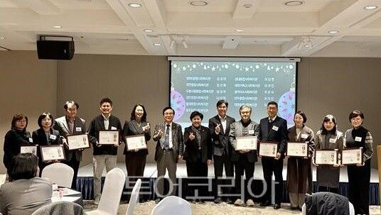 2025 서울시 사회복지관 최고관리자 역량강화교육에서 서울시의장상 수상자들/서울시의회 제공