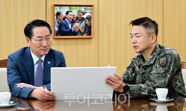 유정복 인천광역시장이 10일 시청 접견실에서 이광섭 육군 제17보병사단장과 인천 안보태세를 점검하고 있다.