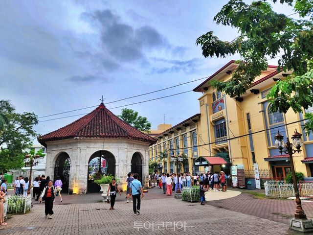 산토니뇨 성당(우)과 마젤란 십자가가 있는 육각형 정자(좌)/사진-투어코리아