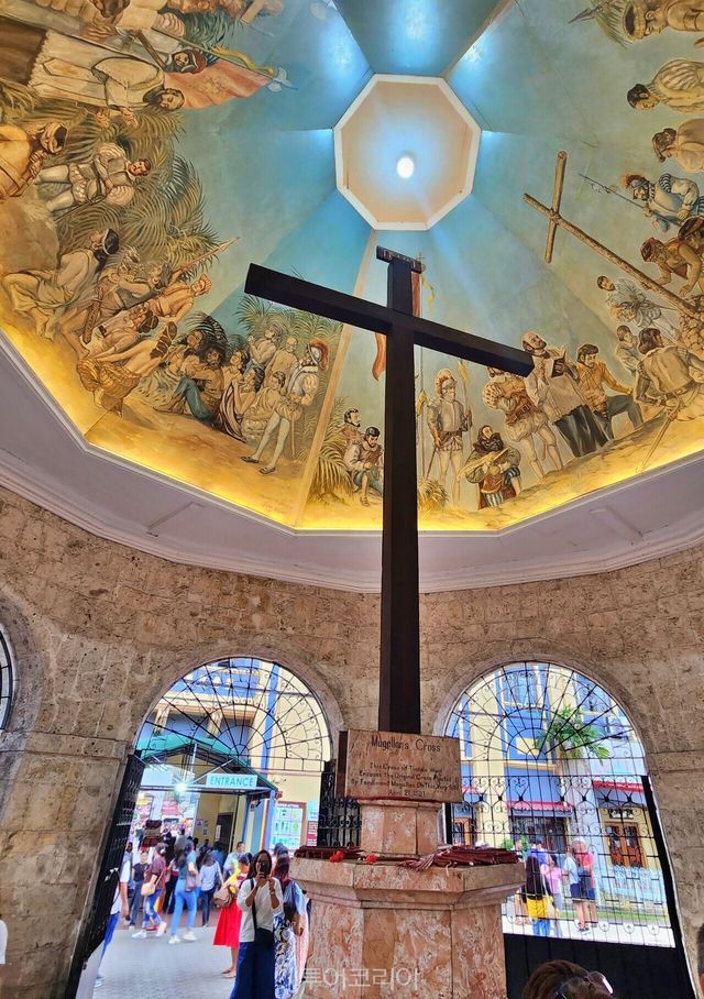 &nbsp; 성당 앞에서 마젤란 일행이 세부에 도착해 세운 500년 된 나무 십자가가 눈길을 끈다. /사진-투어코리아