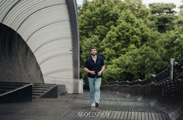 싱가포르 대표적인 자연 보호구역 중 하나인 텔록 블랑가 힐 파크 내 위치한 핸더슨 웨이브를 방문한 데이비드 코런스웻. 핸더슨 웨이브는 싱가포르에서 가장 높은 곳에 위치한 보행자 전용 교량이다/사진-싱가포르관광청