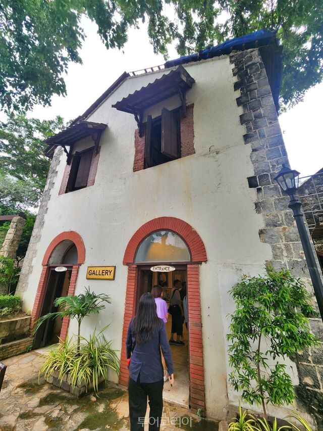 산페르도 요새 내 갤러리. 마젤란 시대의 역사적 인물들을 살펴볼 수 있다./사진-투어코리아​