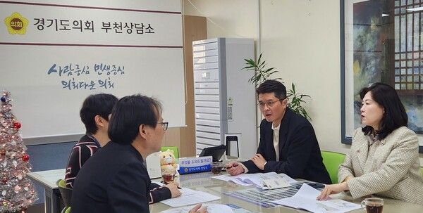 9일 이재영 경기도의원이 부천시 공무원으로부터 부천상담소에서 부천시 상동영상문화단지 조성사업의 추진 현황과 향후 계획에 대한 업무보고를 받고 있다./경기도의회 제공