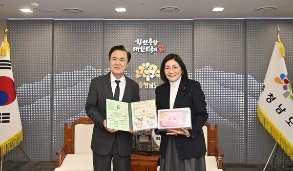 ▲김태흠(왼쪽) 충남지사는 10일 도청 접견실에서 대한결핵협회 대전·세종·충남지부 관계자가 참석한 가운데, 크리스마스 씰 성금 전달식을 열고 성금 300만원을 전달했다. /사진-충남도