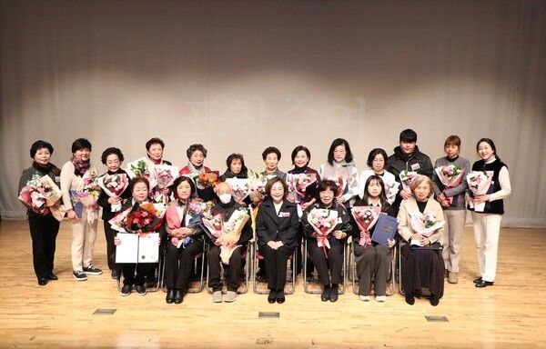 박희영 용산구청장 2025년 자원봉사자의 날 기념식 참석 수상자들과 기념촬영 모습(사진제공=용산구청)