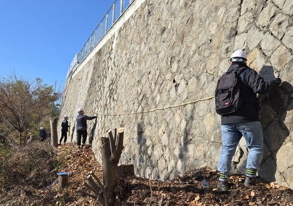 오산고등학교 주변 옹벽.석축 구조물 정밀안전점검 모습(사진제공=용산구청)