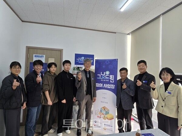 송광민 영광군 부군수가 10일 먹거리 기본보장 코너 '그냥드림' 사업 현장을 방문해 운영 실태를 점검했다. /사진-영광군