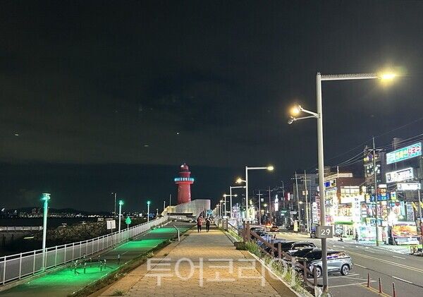 고효율 LED 조명으로 100% 교체해 한층 밝아진 도로 가로등 /시흥시 제공