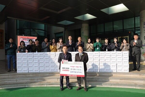 본가(주)에서 김치 5kg 100박스를 청도군에 기탁하며 기념촬영을 하고 있다./사진-청도군