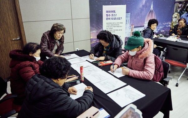 용산구가 관광약자를 위해 운영한 ‘글로벌 VR 여행 체험 프로그램’에서 주민들이 체험프로그램을 참여 모습(사진제공=용산구청)