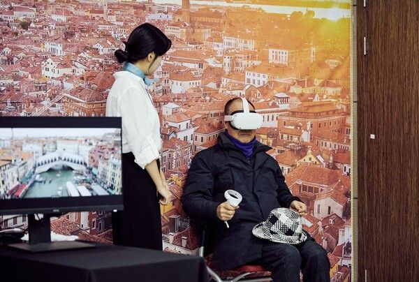 용산구가 관광약자를 위해 운영한 ‘글로벌 VR 여행 체험 프로그램’에서 한 주민이 가상 여행을 체험 모습(사진제공=용산구청)