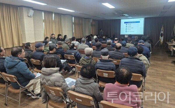 ▲유기성폐자원 통합 바이오가스화시설 설치 사업 주민설명회 모습. /사진-부여군