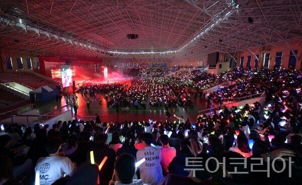 ▲지난 10일 논산 육군훈련소 연무관에서 청소년과 시민, 군 장병 등 6천500여명이 참석한 가운데 열린 ‘2025 청소년 송년 페스티벌 공연’ 모습. /사진-논산시