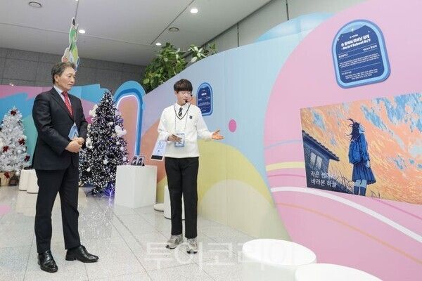 이학재 사장이 2025 인천공항 온-아트(On-Art) 페스티벌 행사장을 돌아보고 있대/투어코리아뉴스 김경남 기자