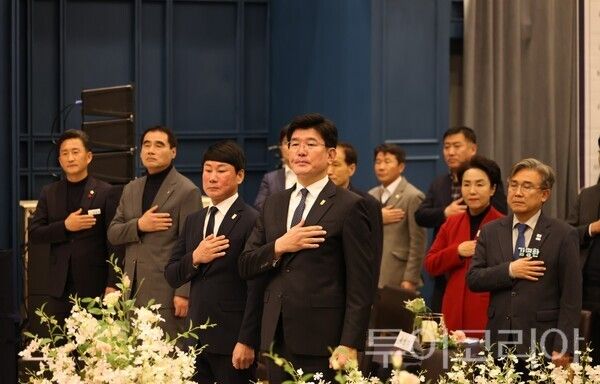 ▲이상덕(가운데) 공주시축구협회장을 비롯한 내빈들이 국민의례를 하고 있다. /사진-공주시 기우회