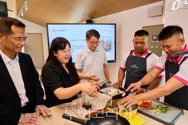 한국문화체험하는 외국인 근로자들/사진=경기도청