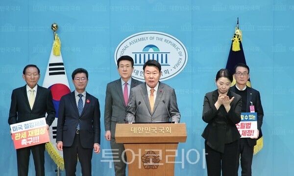 ▲오성환 당진시장이 지난 12일 서울 국회 소통관에서 열린 공동 기자회견을 통해, 철강산업의 심각한 위기 상황을 타개하기 위해 정부의 적극적인 대응을 촉구하고 있다. /사진-당진시