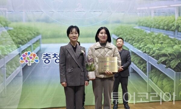 ▲논산시 ‘육군병장쌀’이 ‘제3회 충남 품질관리 우수 브랜드 쌀’ 대상으로 선정돼 수상하고 있다. /사진-충남도