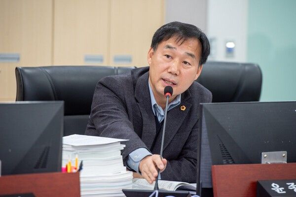 12일 열린 예산결산특별위원회 2026년도 경기도 본예산 심의에서 질의하는 윤종영 경기도의원/사진=경기도의회