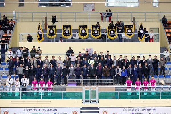 화랑대기 전국태권도 대회에서 임원진과 선수들이 기념촬영을 하고 있다./사진-경주시