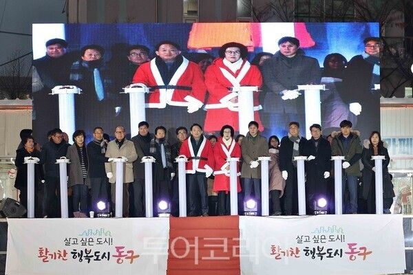 인천 동구가 지난 12일 동인천역 북광장에서 2025~2026시즌 화도진스케이트장 개장식을 개최하고 있다.