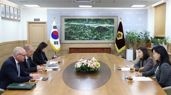 15일 최호정 서울시의회 의장이 시의회에서 게르하르트 발러스 독일 콘라드 아데나워 재단 본부 부총재 일행을&nbsp; 접견하고 있다. /사진=서울시의회