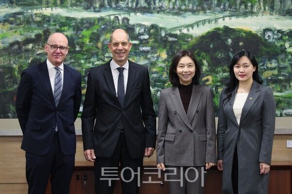 15일 최호정 서울시의회 의장이 시의회에서 게르하르트 발러스 독일 콘라드 아데나워 재단 본부 부총재 일행을 접견한 뒤 기념촬영하고 있다. /사진=서울시의회