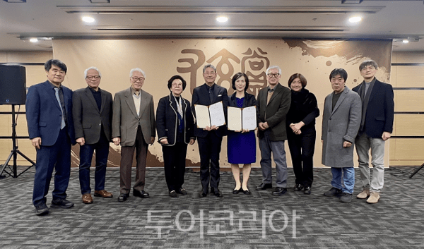 인천문화재단이 지난 12일 하버파크호텔 3층 파크볼룸에서 2025년 우현상 시상식을 개최하고 있다.