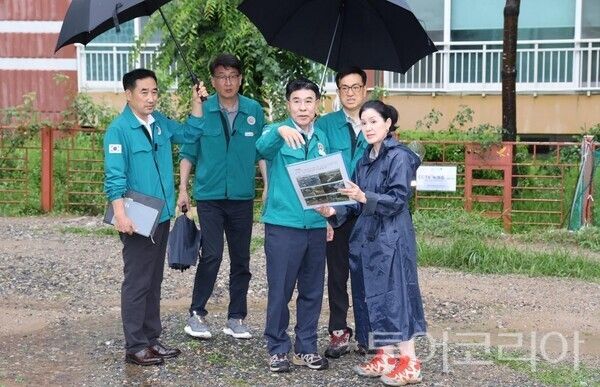 ▲‘안전이 일상이 된 스마트 안전도시’를 만들기 위해 이응우(가운데) 계룡시장과 시 간부 공무원들이 관내 취약지역을 살펴보고 있다. /사진-계룡시