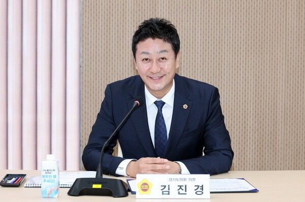 김진경 경기도의회 의장이 ‘경기도 해양레저 활성화를 위한 생활체육 기반 해양도시 전략과 실천 방안 수립 연구’ 최종보고회를 주재하고 있다./사진=경기도의회