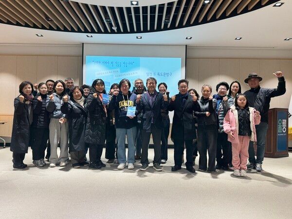 남한권 울릉군수 독도 문방구북콘서트 참석자들과 기념촬영 모습(사진제공=울릉군청)