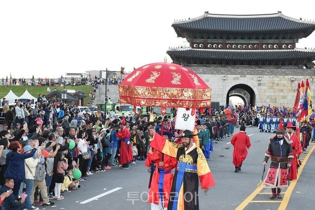 경기도 대표 역사문화콘텐츠인 '정조대왕 능행차 공동 재현' 행사/사진=경기도