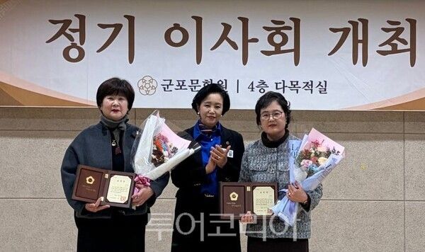 정윤경 부의장(가운데0/투어코리아뉴스 정명달 기자