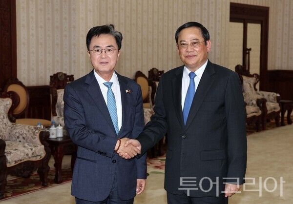 ▲2023년 12월 7일 라오스 총리실에서 김태흠(왼쪽) 충남지사 손싸이 시판돈 총리를 만나 악수하고 있다. /사진-충남도