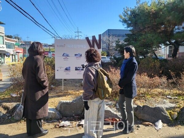 파주임명애길 안내판을 살펴보는 걷기 여행객/사진=경기도