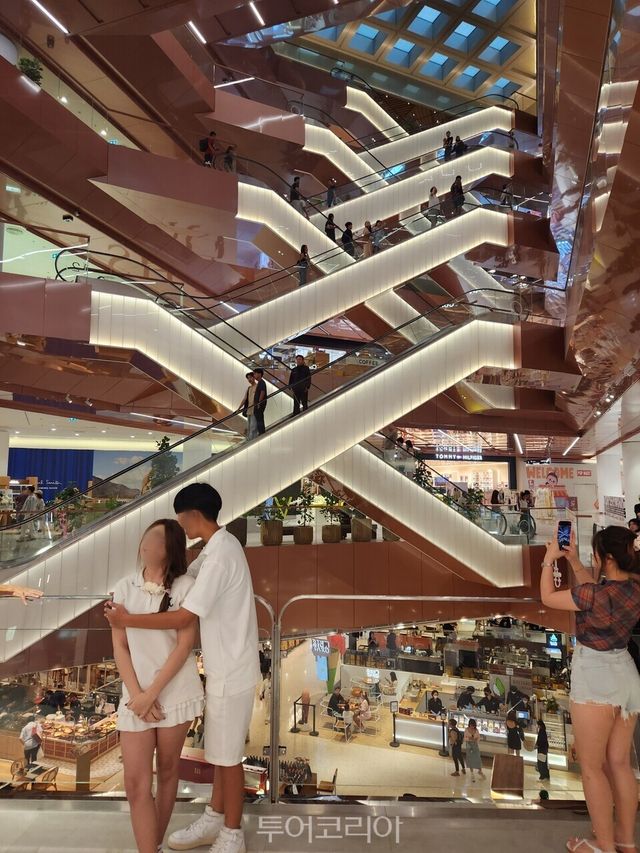 두짓 센트럴 파크의 인증샷 스폿 ‘X’자 모양의 에스컬레이터/사진-투어코리아