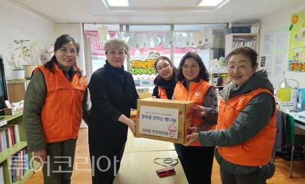 ▲공주시 신관동 주민자치회원들의 지역 사랑 ‘빵 나눔 봉사’ 활동 모습. /사진-공주시