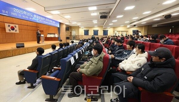 도성훈 인천시교육감이 18일 시교육청 대회의실에서 2025학년도 학교운동부 운영과 전국소년체육대회와 전국체육대회에서 우수한 성과를 거둔 지도자를 시상했다.