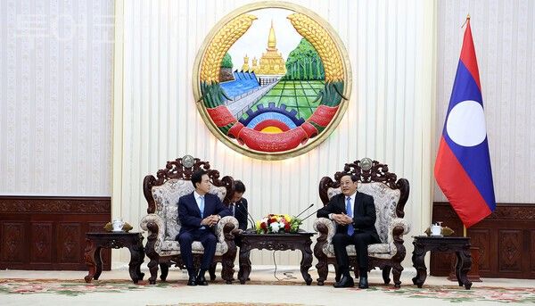 ▲김태흠(왼쪽) 충남지사가 라오스 총리실에서 손싸이 시판돈 총리를 만나 환담을 나누고 있다. /사진-충남도