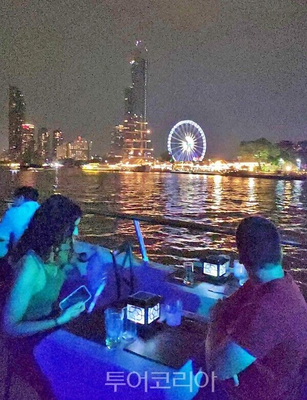 차오프라야강 유람선 투어를 즐기고 있는 여행객/사진-투어코리아