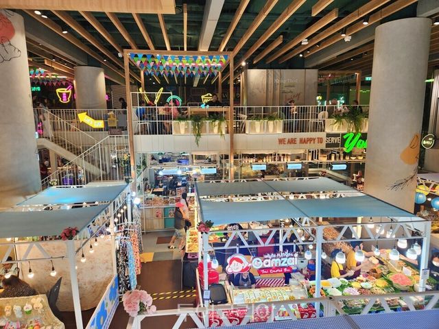 아이콘시암. 도마뱀구이를 판매하는 매자에서 아이들이 신기하게 보고 있다 /사진-투어코리아