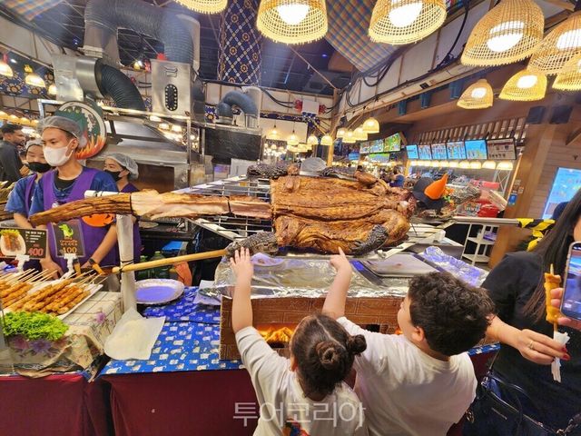 아이콘시암 G층 매장에서 아이들이 도마뱀을 신기하게 보고 있다 /사진-투어코리아​