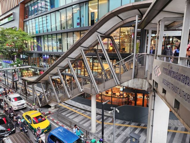 두짓 센트럴 파크에서 찍은'방콕 실롬 로드(Silom Road)'. 한국의 '여의도' 같은 곳으로, 주요 비즈니스 및 상업 지구로, 고층 빌딩과 금융 기관이 밀집해 있으며, BTS 살라댕역과 MRT 실롬역이 교차하는 교통의 중심지다. 룸피니 공원과도 가까워 직장인과 여행객 모두에게 인기 있는 지역이다. /사진-투어코리아