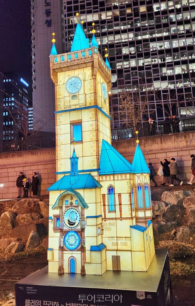 프라하 구시청사 탑과 천문시계를 형상화한 등&nbsp; / 사진-투어코리아