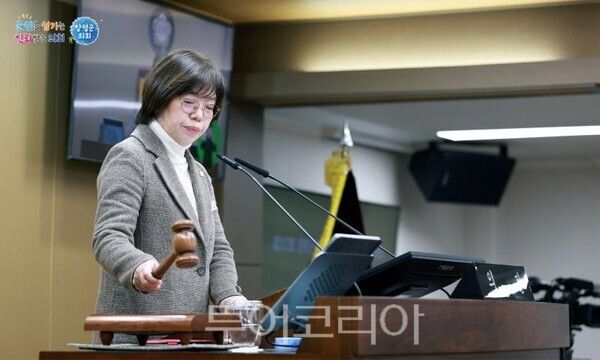 오혜자 양평군의장이 의사봉을 두드리며 폐회를 선언하고 있다/투어코리아뉴스 김경남 기자