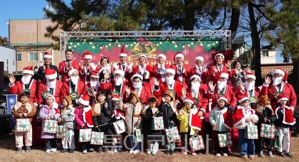 중앙초등학교 산타행사에서 선물을 받는 어린이들과 산타원정대. /사진-강진군