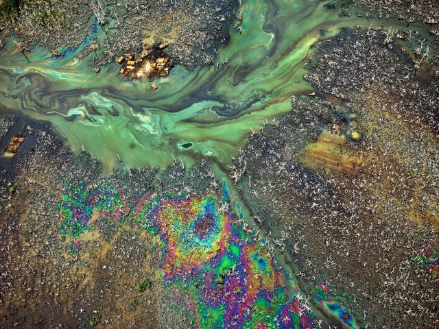 산업의 흔적을 압도적 미학으로 담은‘버틴스키’사진전. 불법 석유 벙커링 #9, 나이저 삼각주, 나이지리아, 2016/사진-서울역사문화관